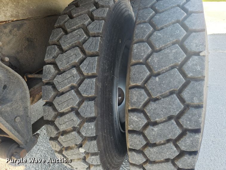 image for item MK9268 2004 International 4400  refuse truck