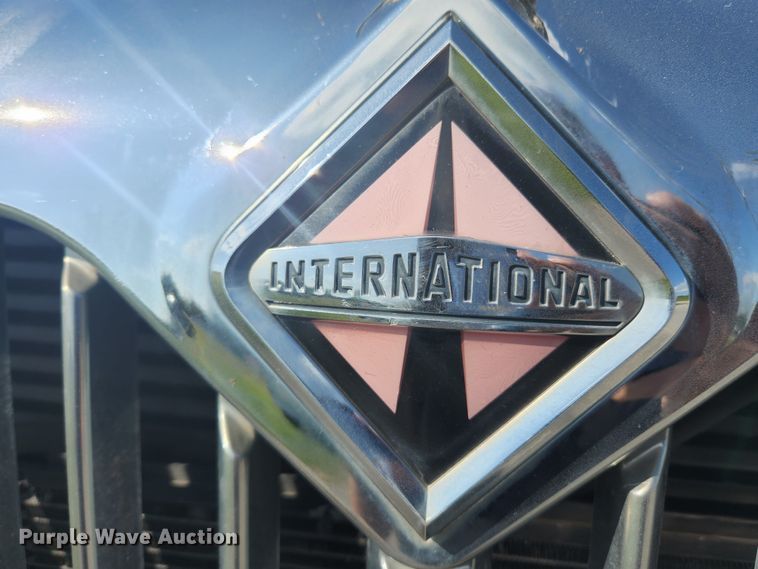 image for item MK9268 2004 International 4400  refuse truck