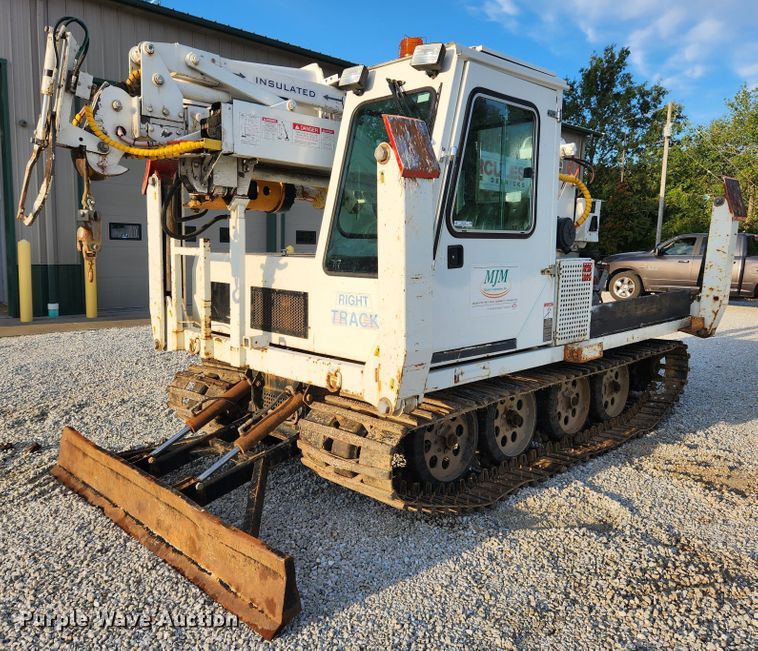 image for item MK9298 2006 UTV International RT02DD-608  mini digger derrick