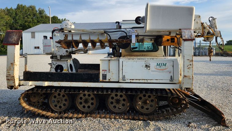 image for item MK9298 2006 UTV International RT02DD-608  mini digger derrick