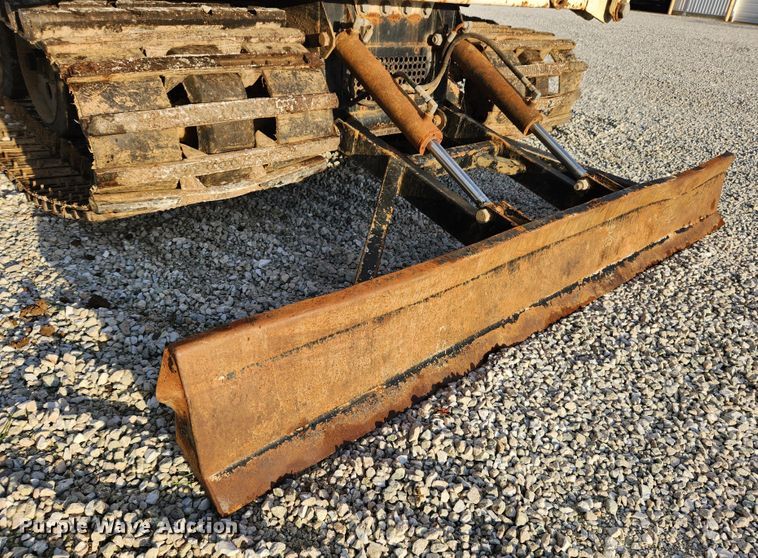 image for item MK9298 2006 UTV International RT02DD-608  mini digger derrick