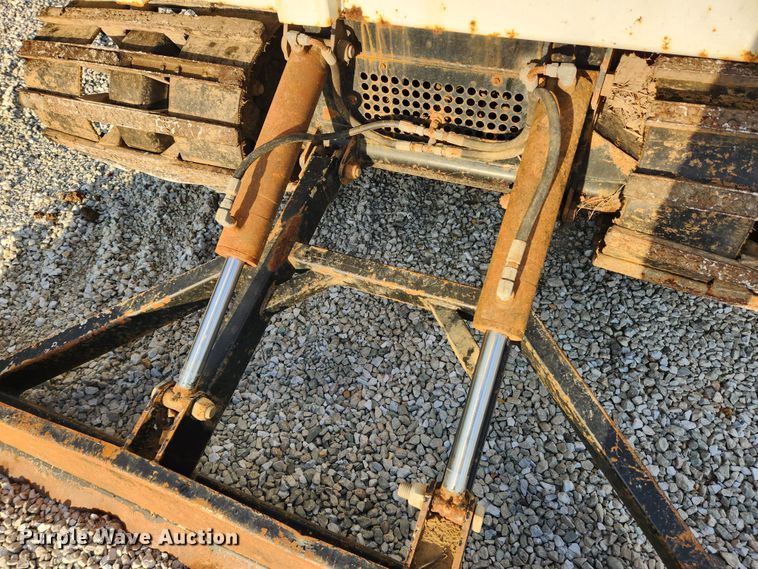 image for item MK9298 2006 UTV International RT02DD-608  mini digger derrick