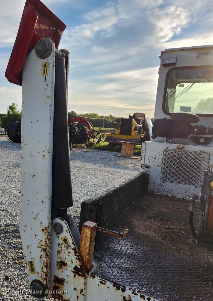 image for item MK9298 2006 UTV International RT02DD-608  mini digger derrick