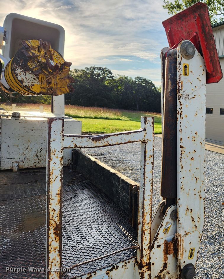 image for item MK9298 2006 UTV International RT02DD-608  mini digger derrick