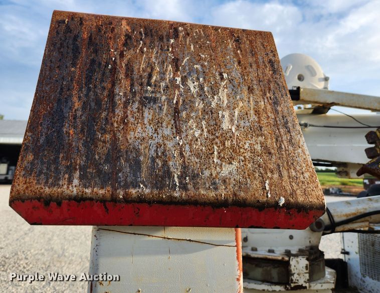 image for item MK9298 2006 UTV International RT02DD-608  mini digger derrick