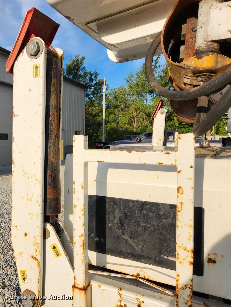 image for item MK9298 2006 UTV International RT02DD-608  mini digger derrick