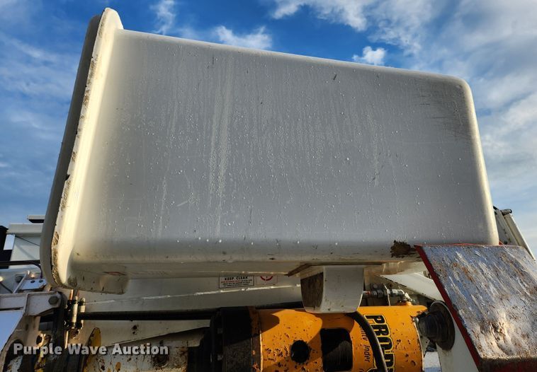 image for item MK9298 2006 UTV International RT02DD-608  mini digger derrick