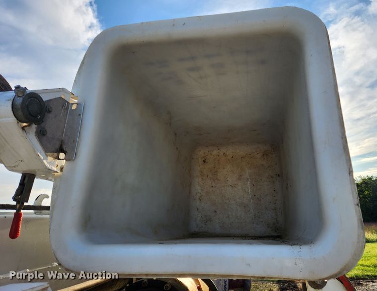 image for item MK9298 2006 UTV International RT02DD-608  mini digger derrick