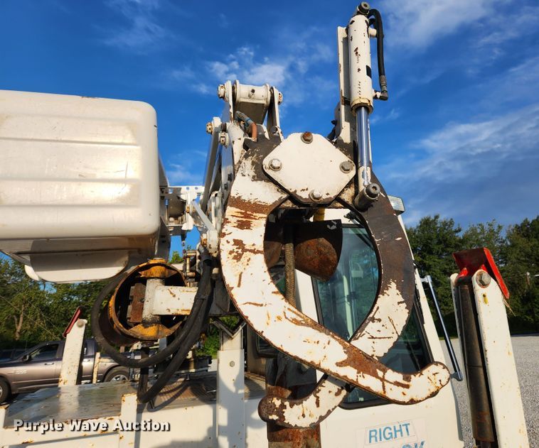 image for item MK9298 2006 UTV International RT02DD-608  mini digger derrick