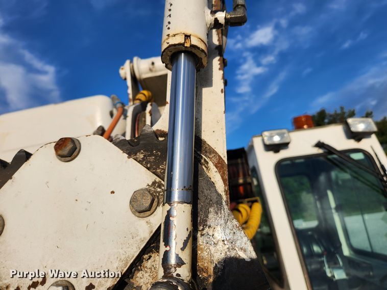 image for item MK9298 2006 UTV International RT02DD-608  mini digger derrick