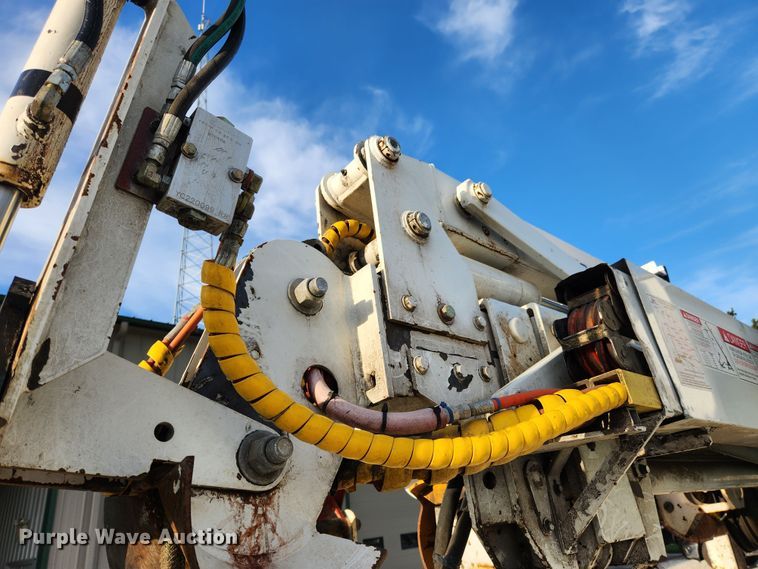 image for item MK9298 2006 UTV International RT02DD-608  mini digger derrick