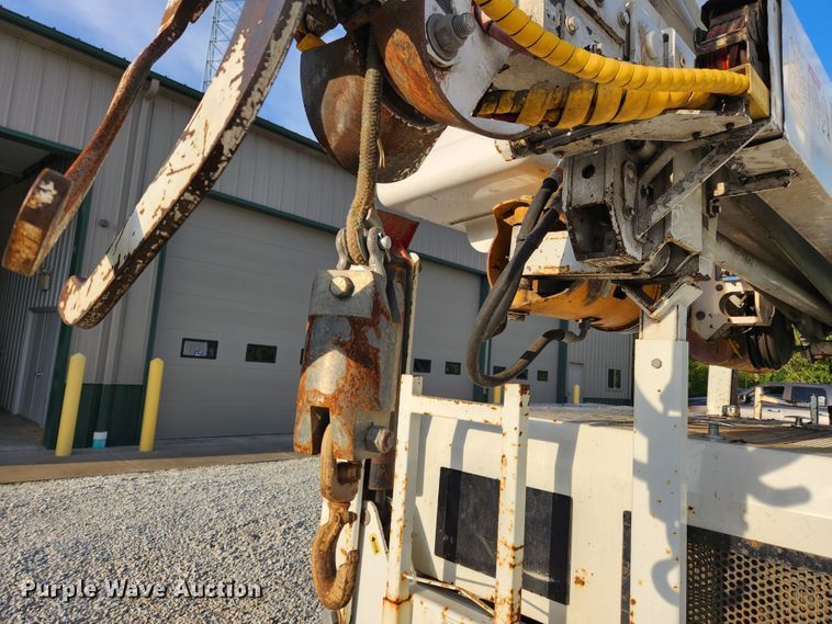 image for item MK9298 2006 UTV International RT02DD-608  mini digger derrick