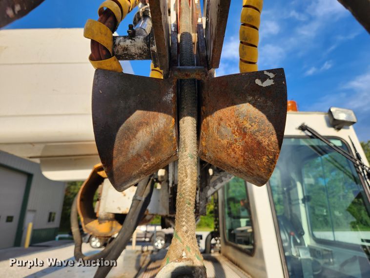 image for item MK9298 2006 UTV International RT02DD-608  mini digger derrick