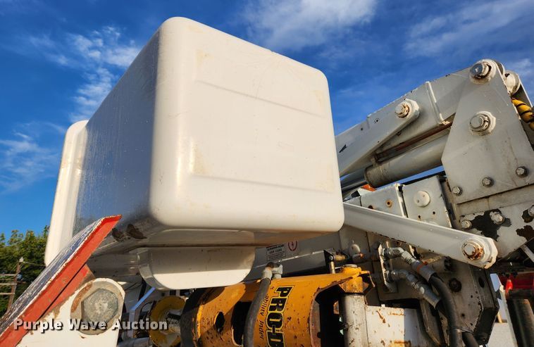 image for item MK9298 2006 UTV International RT02DD-608  mini digger derrick