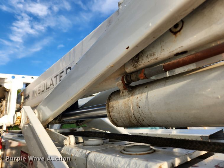 image for item MK9298 2006 UTV International RT02DD-608  mini digger derrick