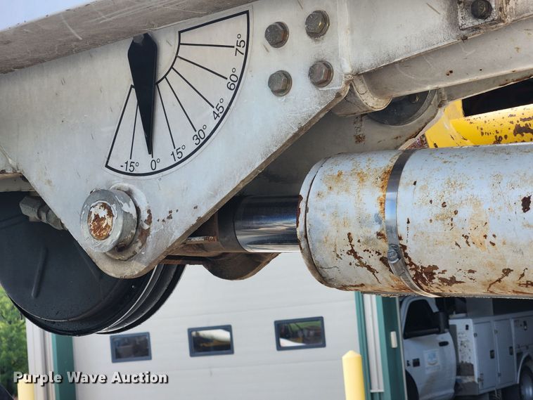 image for item MK9298 2006 UTV International RT02DD-608  mini digger derrick