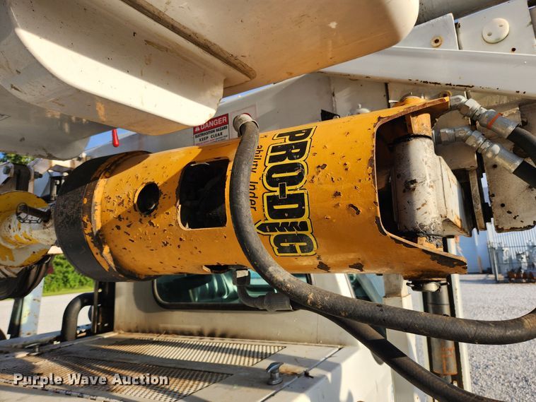 image for item MK9298 2006 UTV International RT02DD-608  mini digger derrick