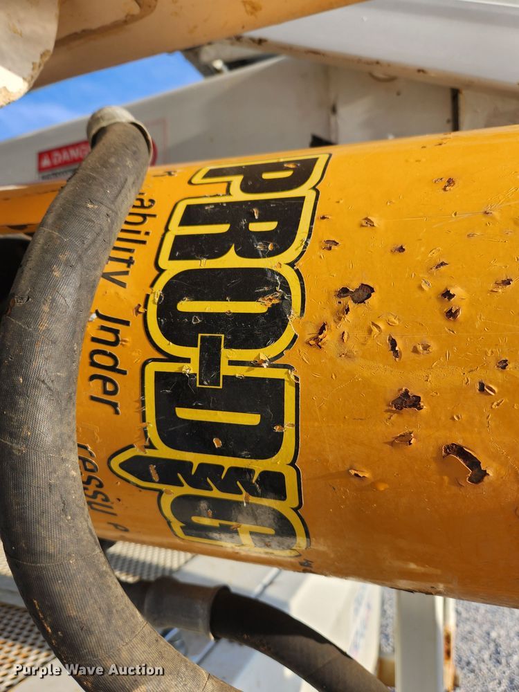 image for item MK9298 2006 UTV International RT02DD-608  mini digger derrick