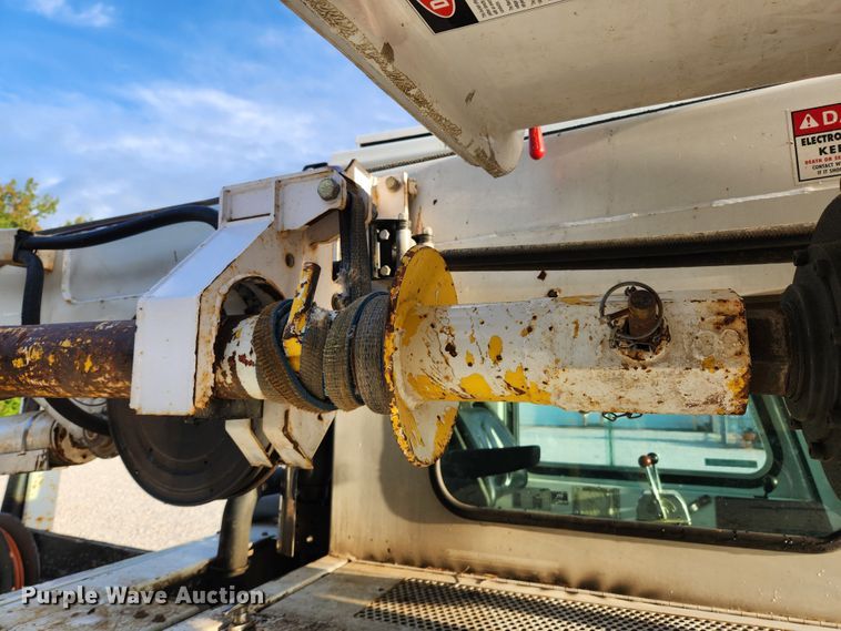 image for item MK9298 2006 UTV International RT02DD-608  mini digger derrick