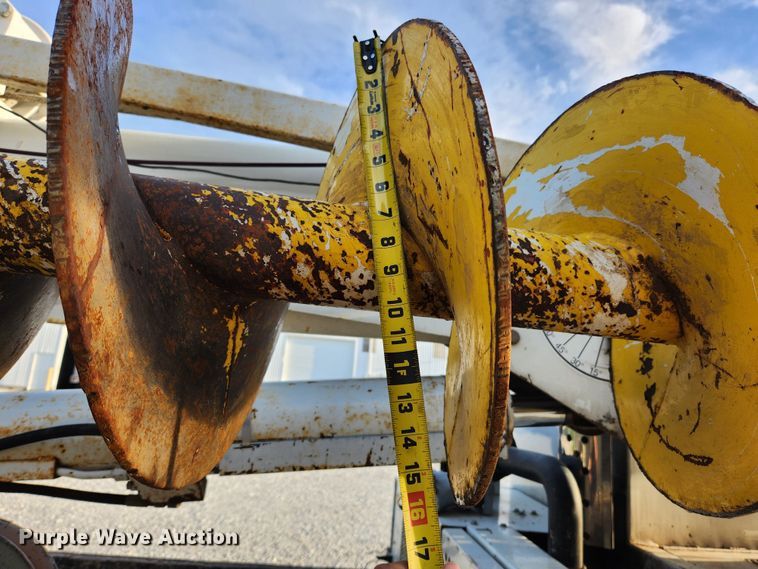 image for item MK9298 2006 UTV International RT02DD-608  mini digger derrick