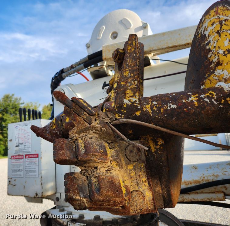 image for item MK9298 2006 UTV International RT02DD-608  mini digger derrick