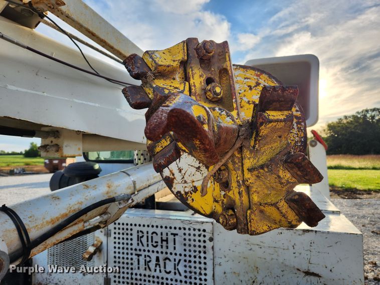 image for item MK9298 2006 UTV International RT02DD-608  mini digger derrick