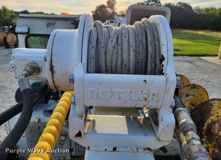 image for item MK9298 2006 UTV International RT02DD-608  mini digger derrick