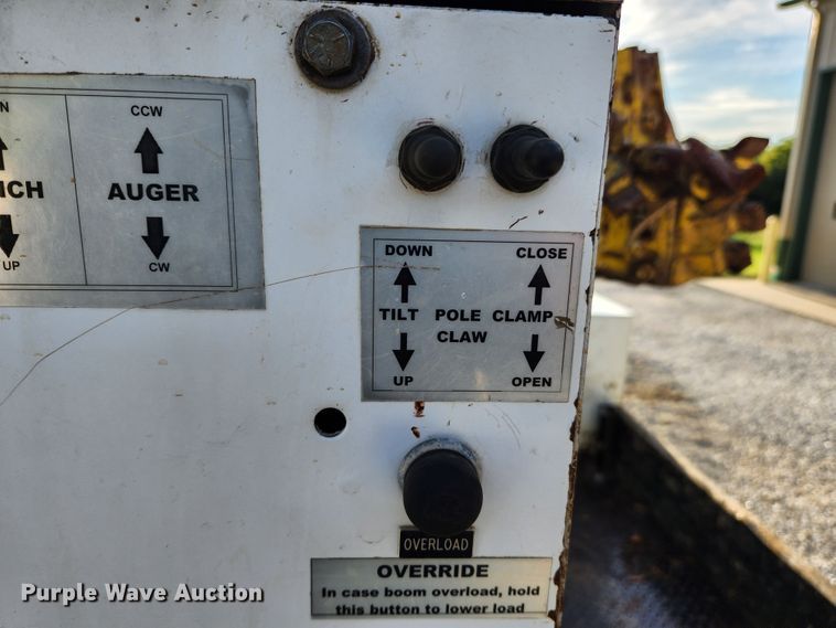 image for item MK9298 2006 UTV International RT02DD-608  mini digger derrick