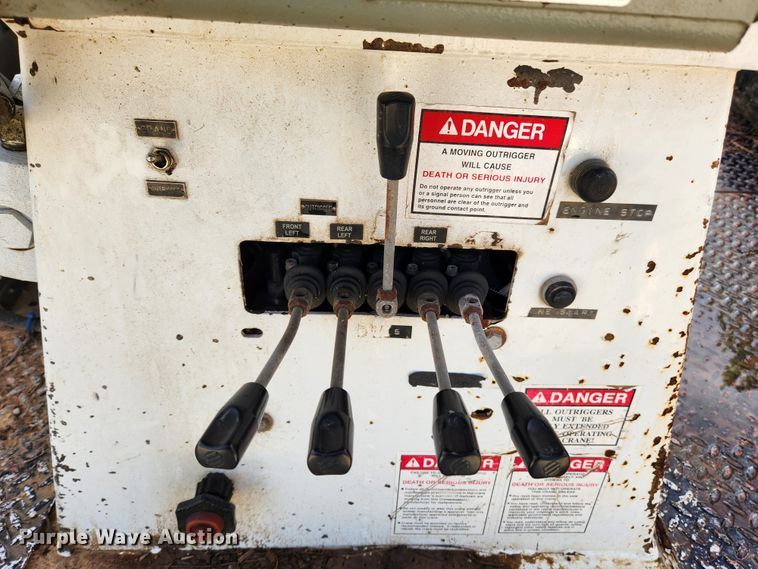 image for item MK9298 2006 UTV International RT02DD-608  mini digger derrick