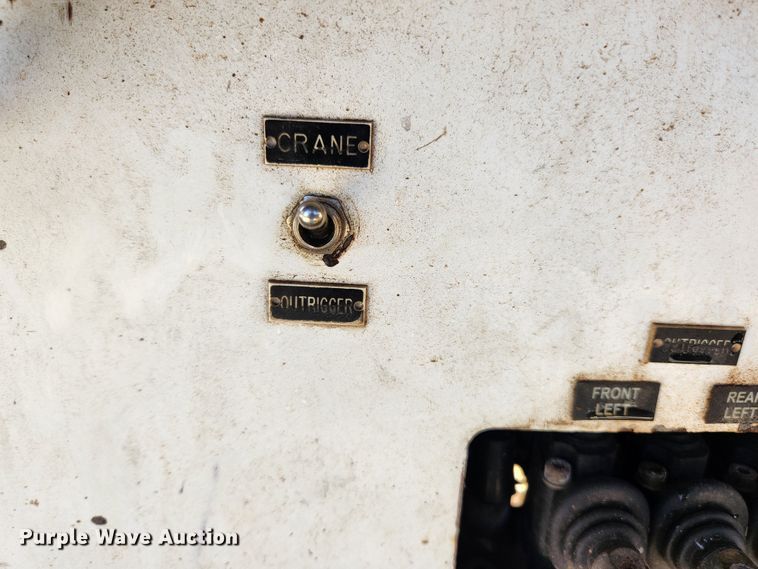 image for item MK9298 2006 UTV International RT02DD-608  mini digger derrick