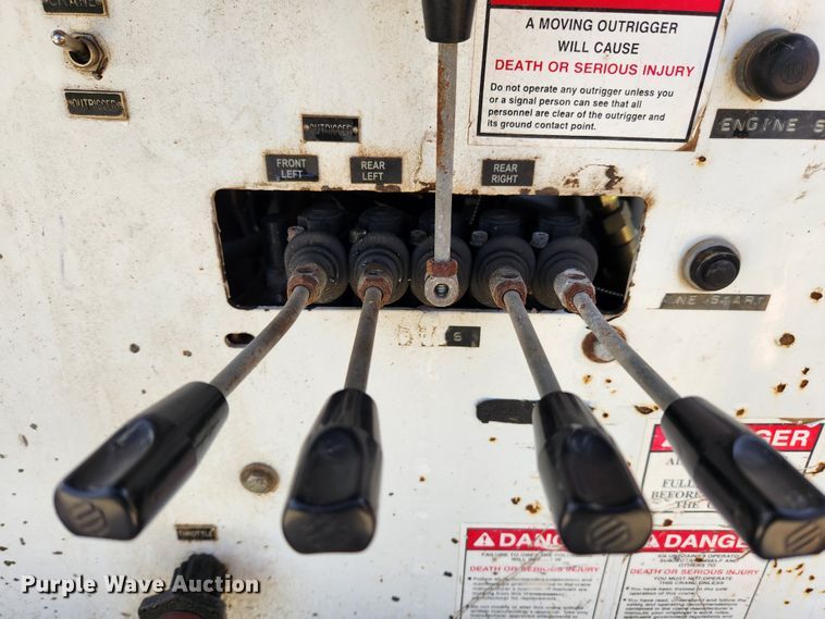 image for item MK9298 2006 UTV International RT02DD-608  mini digger derrick