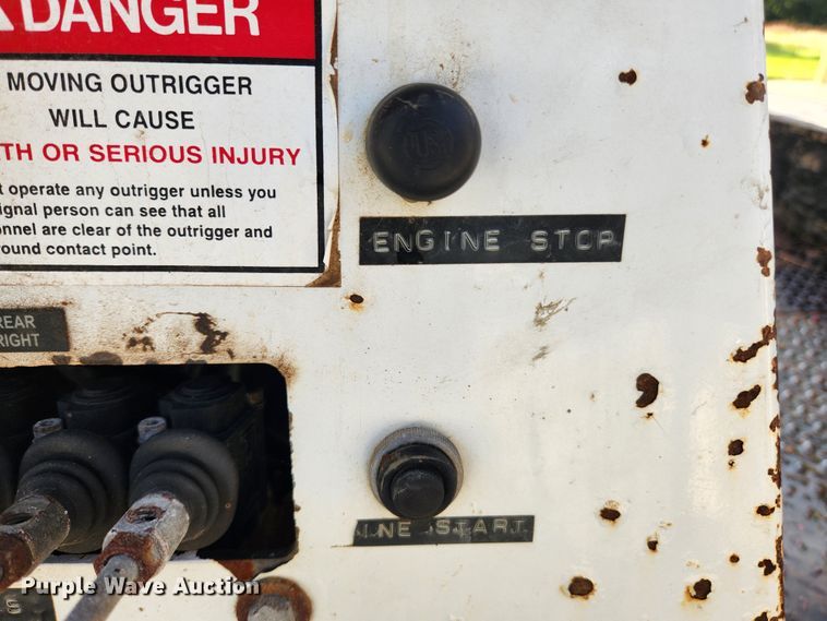 image for item MK9298 2006 UTV International RT02DD-608  mini digger derrick