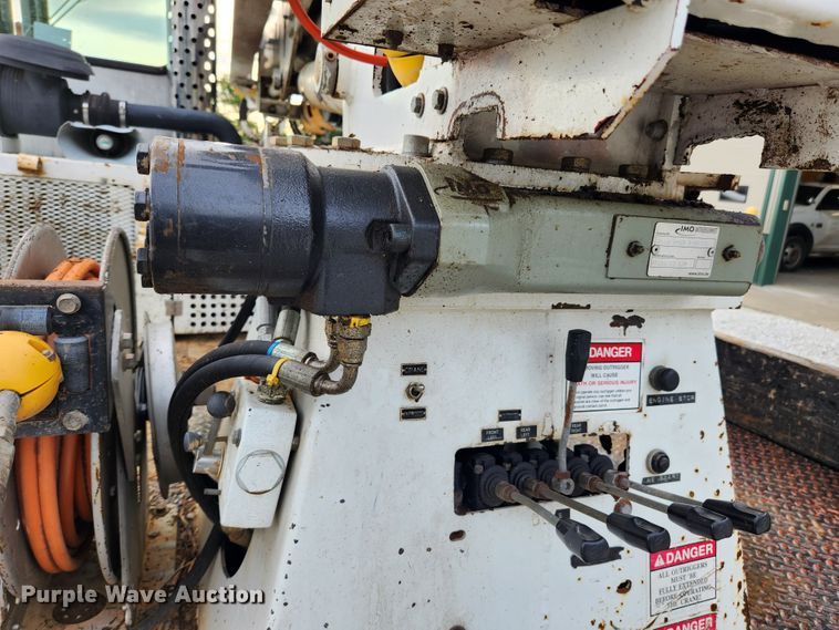 image for item MK9298 2006 UTV International RT02DD-608  mini digger derrick