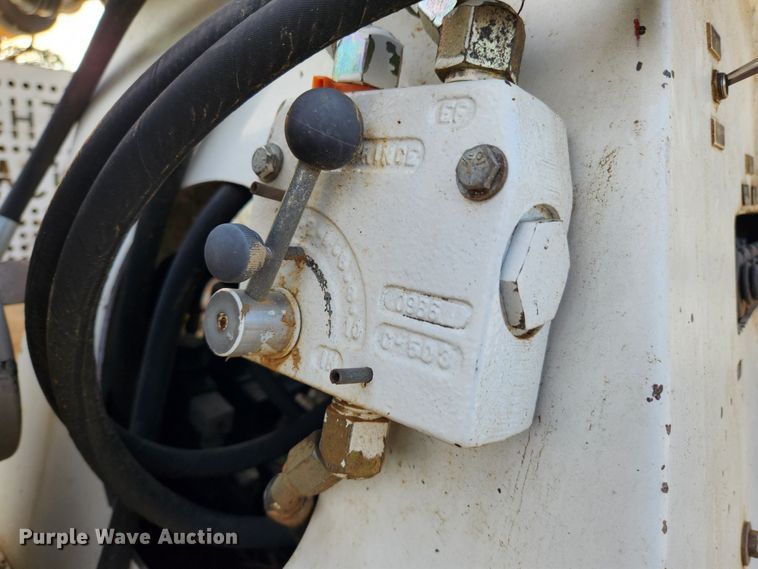 image for item MK9298 2006 UTV International RT02DD-608  mini digger derrick