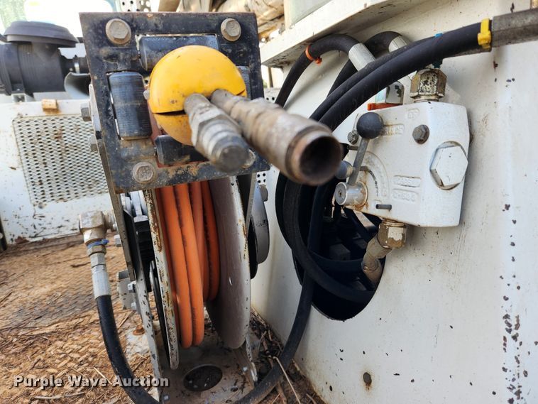 image for item MK9298 2006 UTV International RT02DD-608  mini digger derrick