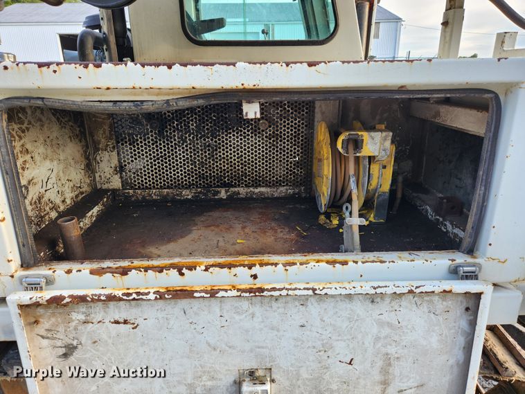 image for item MK9298 2006 UTV International RT02DD-608  mini digger derrick