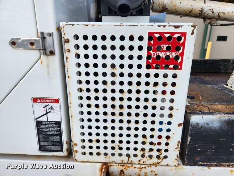 image for item MK9298 2006 UTV International RT02DD-608  mini digger derrick