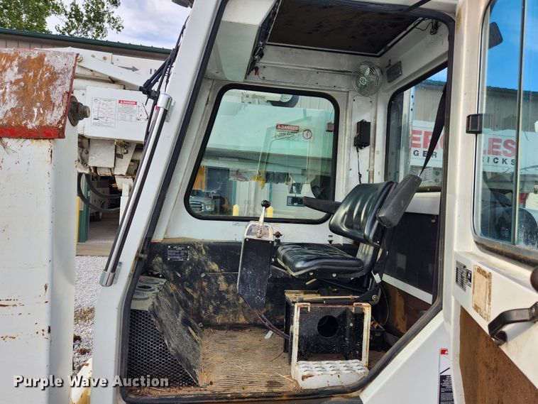 image for item MK9298 2006 UTV International RT02DD-608  mini digger derrick