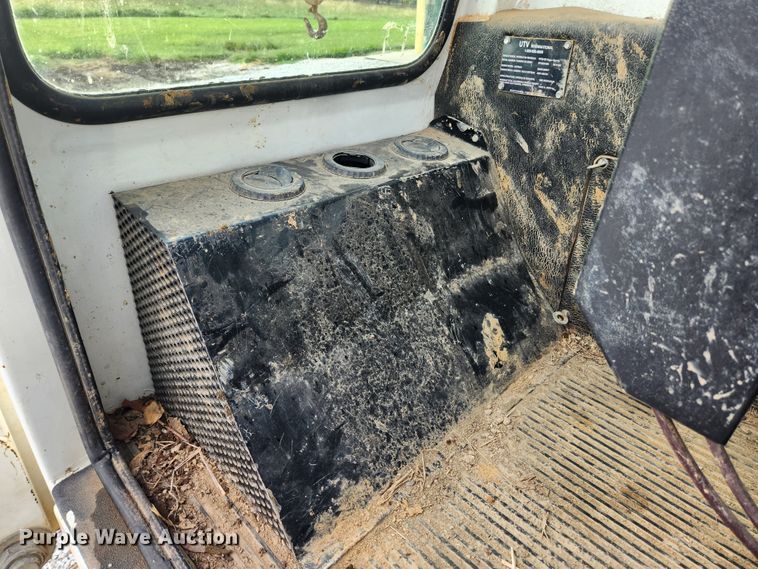 image for item MK9298 2006 UTV International RT02DD-608  mini digger derrick