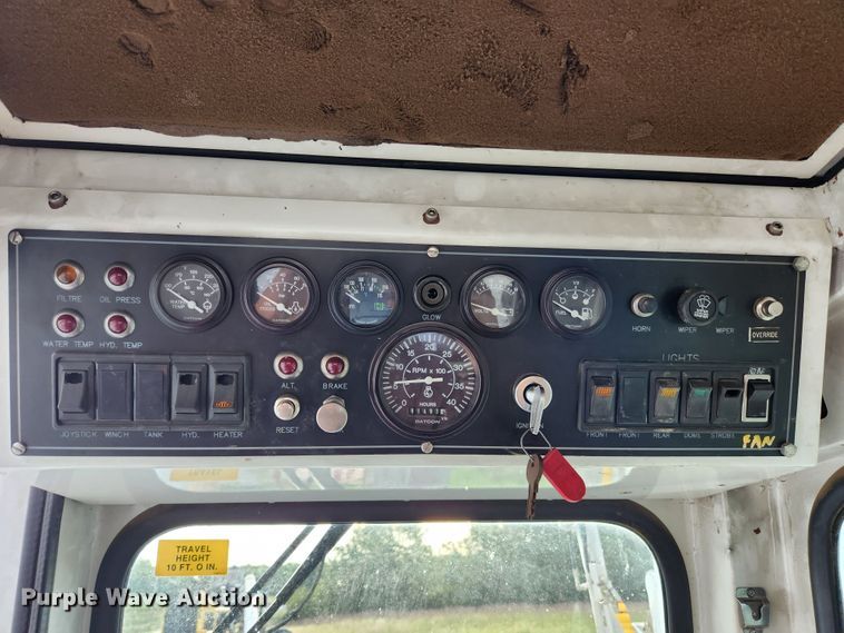 image for item MK9298 2006 UTV International RT02DD-608  mini digger derrick