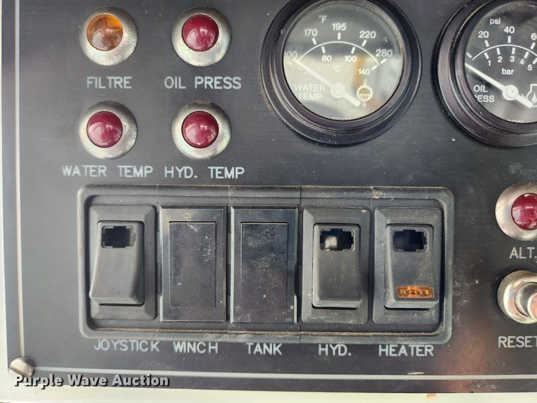 image for item MK9298 2006 UTV International RT02DD-608  mini digger derrick