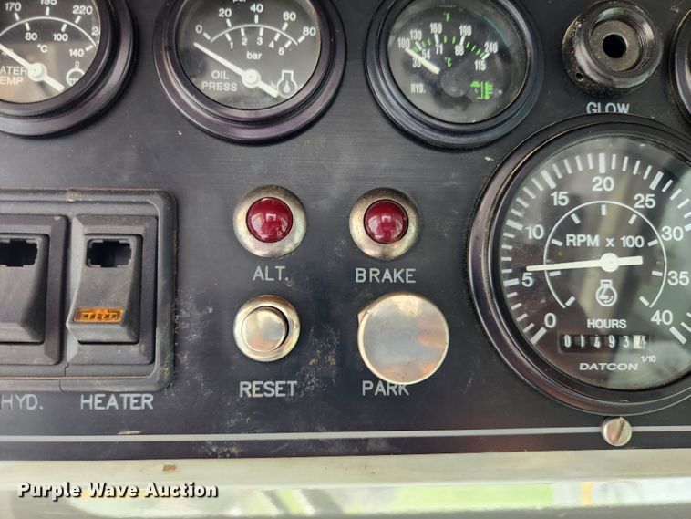 image for item MK9298 2006 UTV International RT02DD-608  mini digger derrick