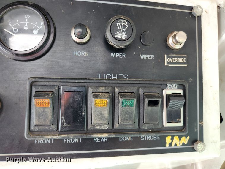 image for item MK9298 2006 UTV International RT02DD-608  mini digger derrick