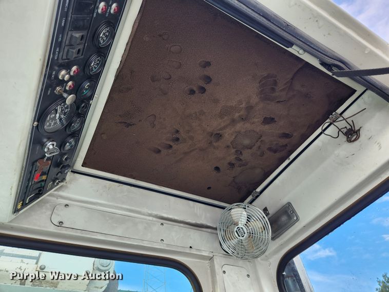 image for item MK9298 2006 UTV International RT02DD-608  mini digger derrick