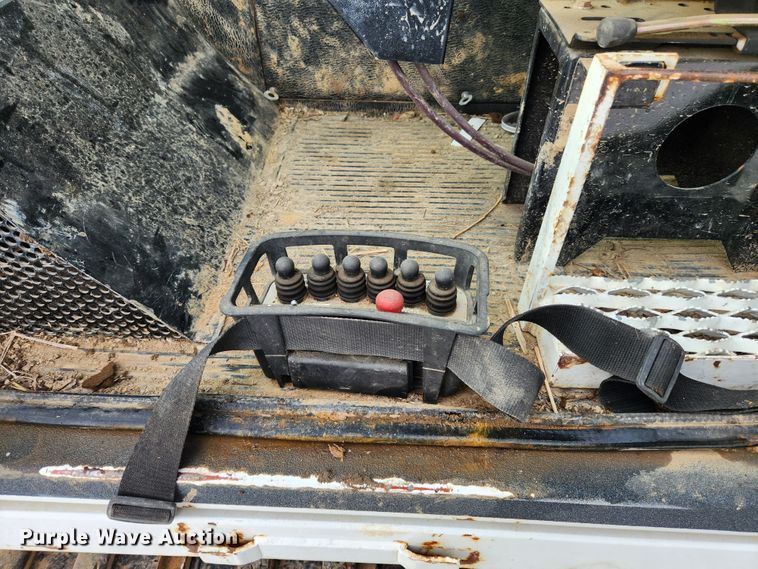 image for item MK9298 2006 UTV International RT02DD-608  mini digger derrick