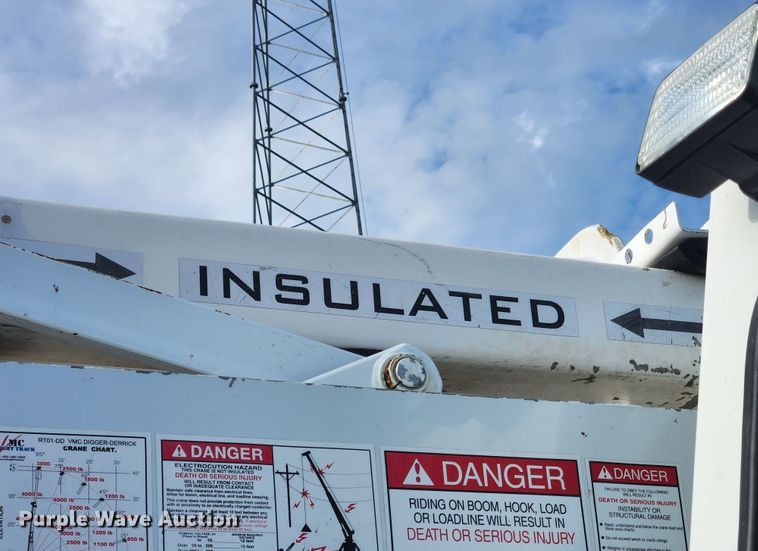 image for item MK9298 2006 UTV International RT02DD-608  mini digger derrick