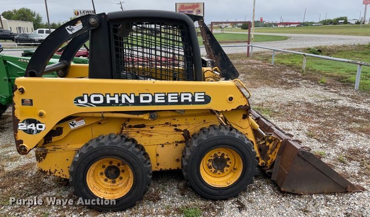 image for item MR9289 1999 John Deere 240  skid steer loader