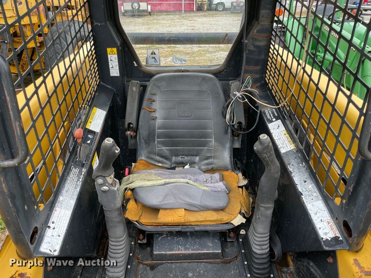 image for item MR9289 1999 John Deere 240  skid steer loader