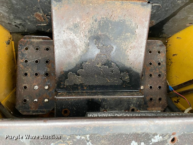 image for item MR9289 1999 John Deere 240  skid steer loader