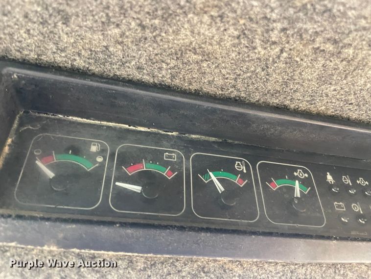 image for item MR9289 1999 John Deere 240  skid steer loader